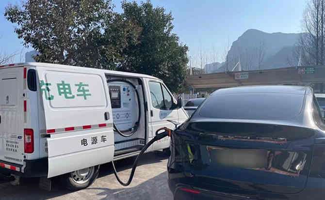 和静汽车搭电
